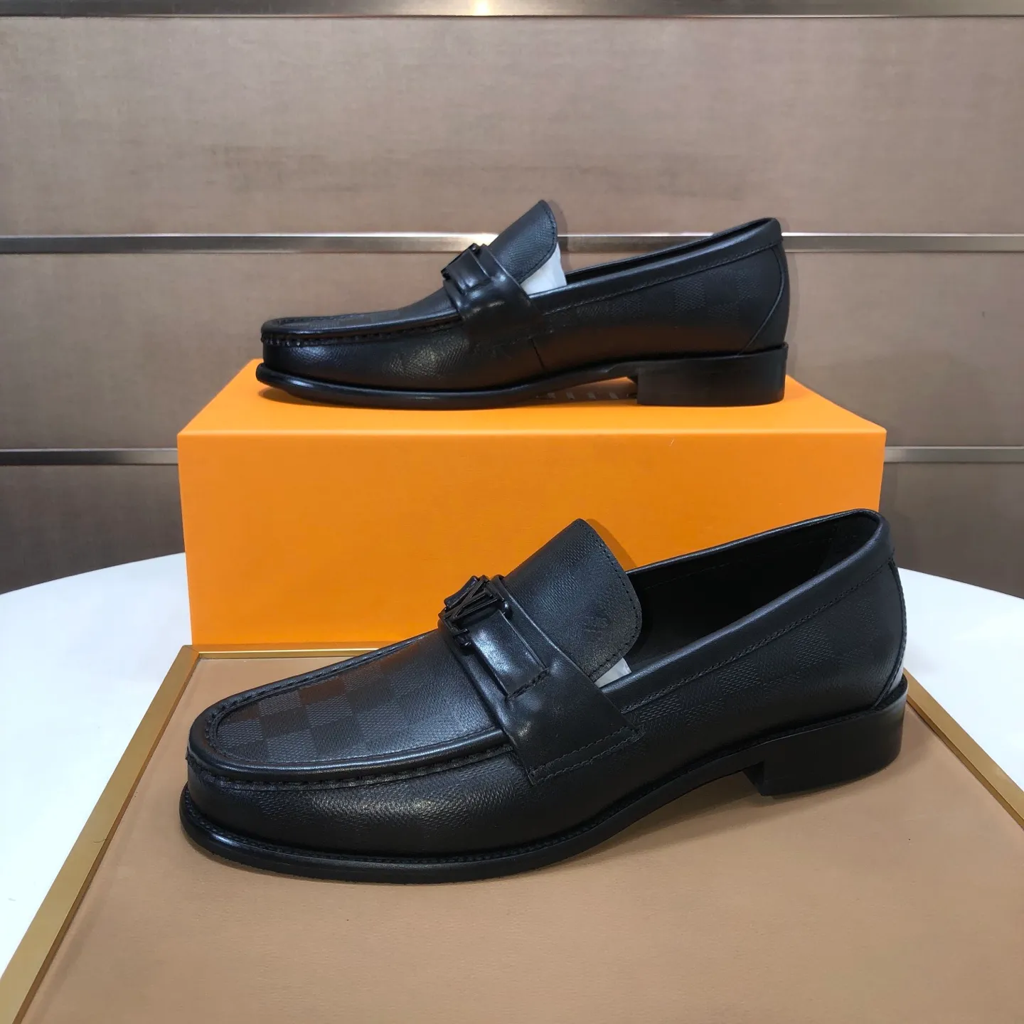 Men's men's shoes💰540💰[LV] (original single cowhide lining)🍀LV's latest genuine leather business suit shoes are available on the official website at the same time. The first-layer cowhide imported from Italy is made of heavy gold, and the official website has a 1:1 rubber outsole. Versatile to wear, high-end without losing class, and the color combination is extraordinary. This four-season style is alluring when worn on your feet, showing off your big-name flair. Standard code 38-45 (45 customized)